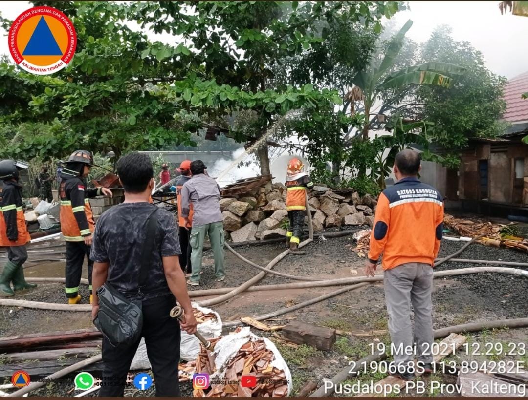 TRC Pusdalops BPBPK Prov Kalteng Lakukan Pemadaman Pemukiman