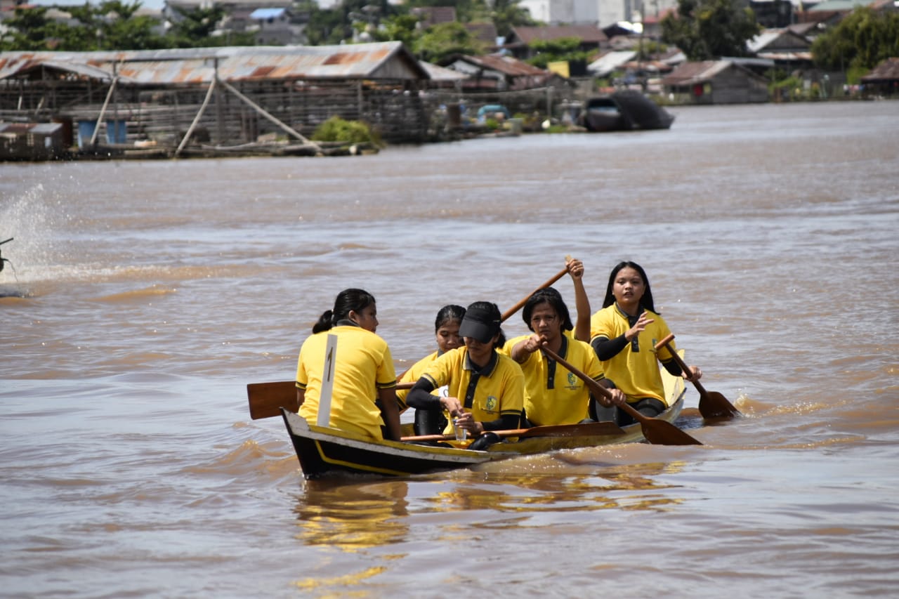 Semarak Lomba Jukung Tradisional di Bawah Jembatan Kahayan