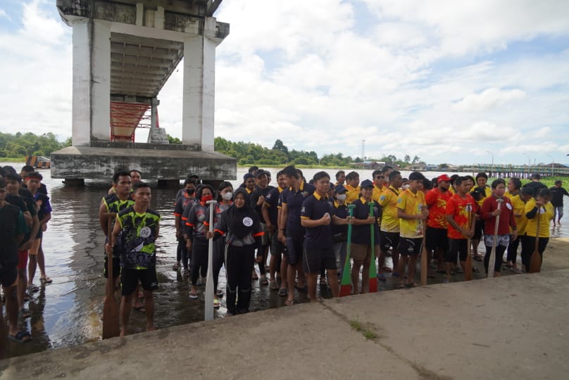 Semarak Lomba Jukung Tradisional di Bawah Jembatan Kahayan