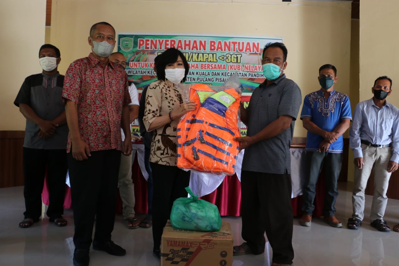Bupati Pulang Pisau Serahkan Bantuan Kapal Penangkap Ikan kepada 3 KUB Nelayan