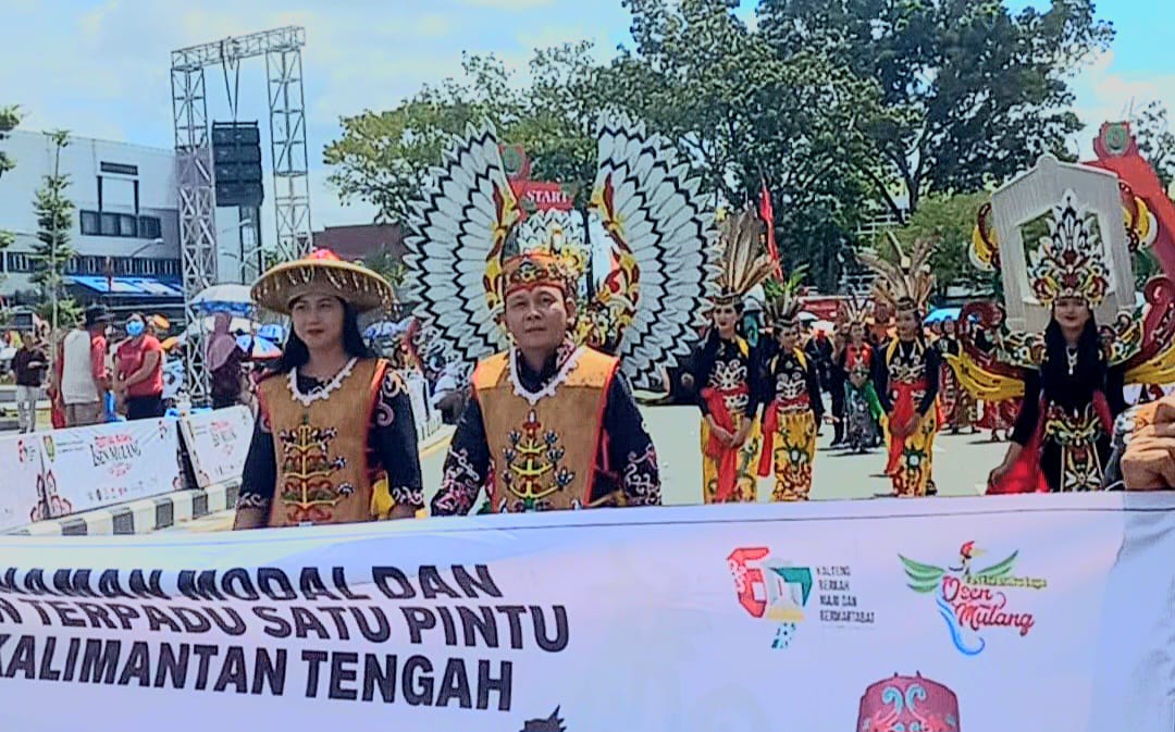 Usung Tema Kanderang Banama Tingang, DPMPTSP Meriahkan Karnaval Budaya FBIM Kalteng 2024