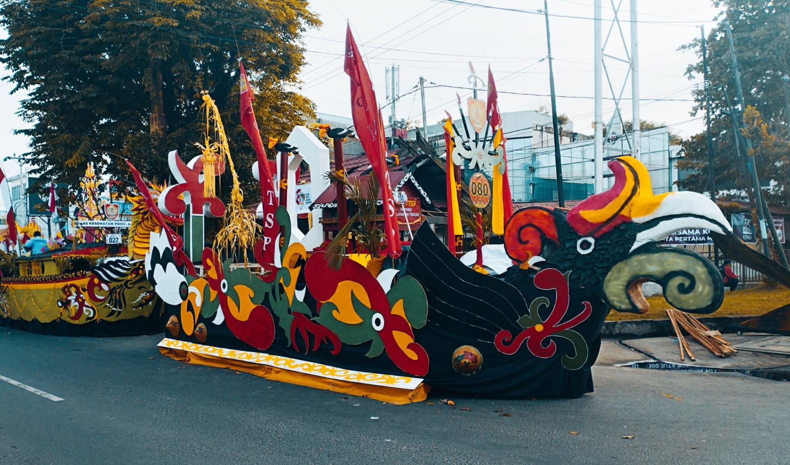 Usung Tema Kanderang Banama Tingang, DPMPTSP Meriahkan Karnaval Budaya FBIM Kalteng 2024