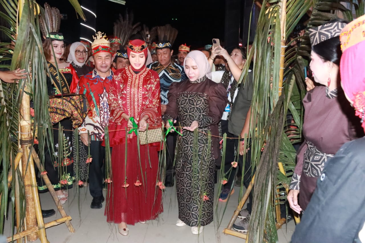 Ketua TP PKK Ivo Sugianto Sabran Potong Pita Tanda Dibukanya Festival Kuliner Nusantara Tahun 2024