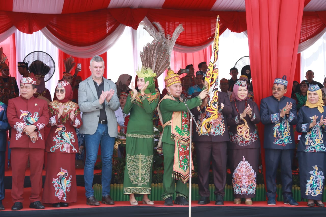Gubernur Sugianto Sabran Lepas Peserta Karnaval Budaya FBIM Tahun 2024