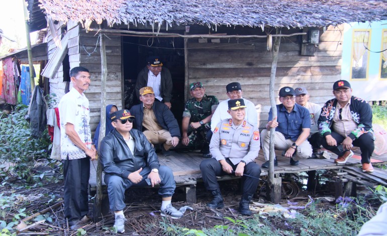 Kadis PMD Prov. Kalteng Turut Dampingi Gubernur Kalteng Tinjau Lokasi Bedah Rumah di Desa Bunga Tanjung