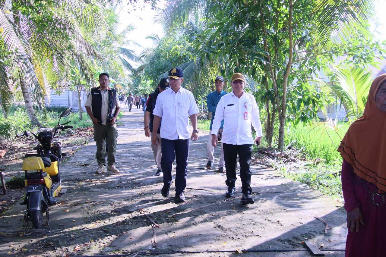Kadis PMD Prov. Kalteng Turut Dampingi Gubernur Kalteng Tinjau Lokasi Bedah Rumah di Desa Bunga Tanjung
