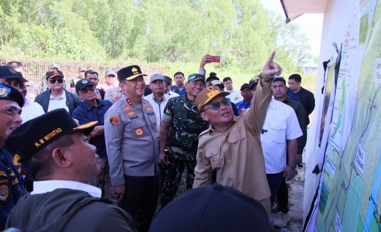 Kadis PMD Prov. Kalteng Dampingi Gubernur dan Wagub Kalteng Sambangi Pelabuhan Batanjung
