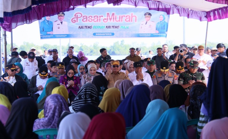 Kadis PMD Prov. Kalteng Dampingi Gubernur Kalteng Kunjungi Pasar Murah di Desa Lupak