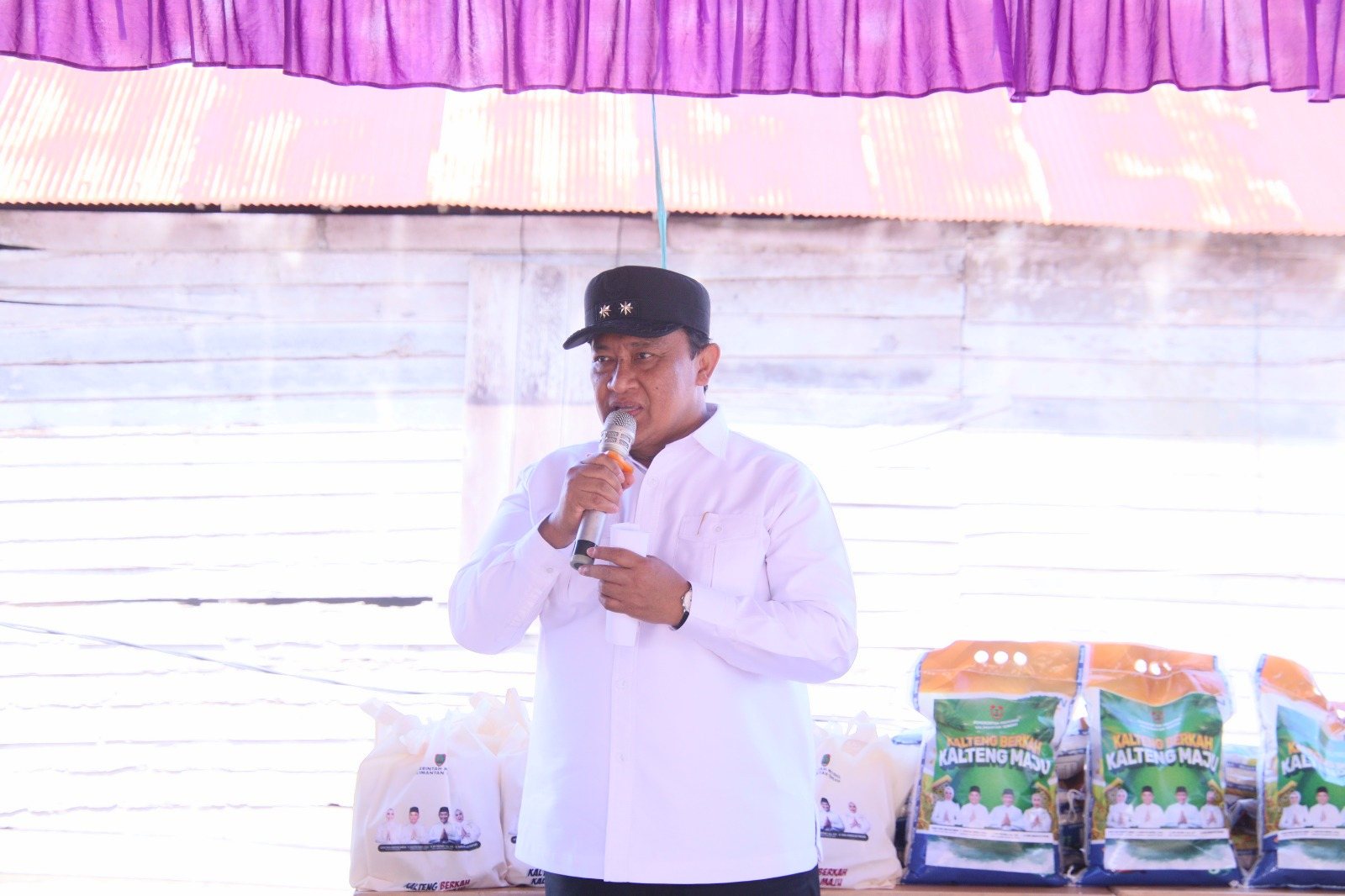 Kadis PMD Prov. Kalteng Dampingi Gubernur Kalteng Kunjungi Pasar Murah di Desa Lupak