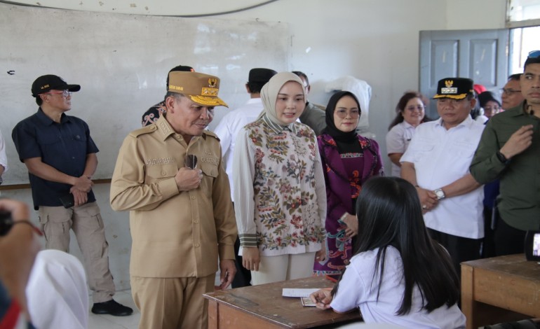 Kadis PMD Prov. Kalteng Turut Dampingi Gubernur Kalteng Berkunjung ke SMAN 1 Kuala Kapuas