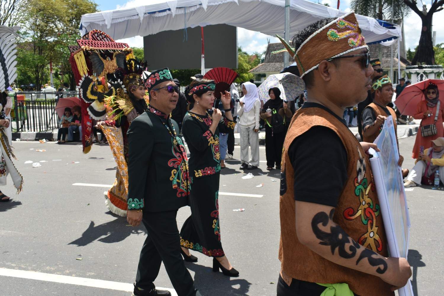 DLH Prov Kalteng Ikut Memeriahkan Karnaval Festival Budaya Isen Mulang 2025