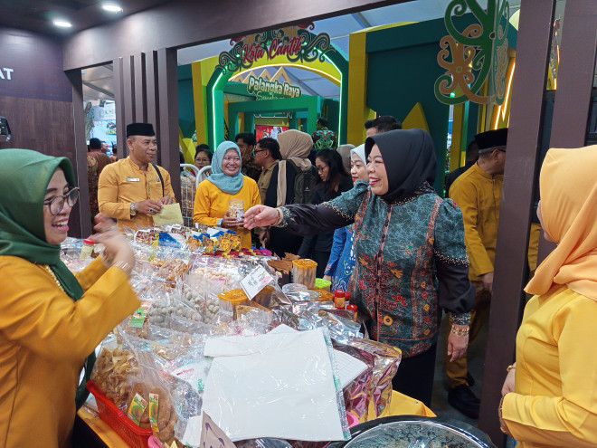 Kunjungi Stan Kobar di Kalteng Expo 2025, Bupati Hj. Nurhidayah Dukung Promosi Potensi Daerah