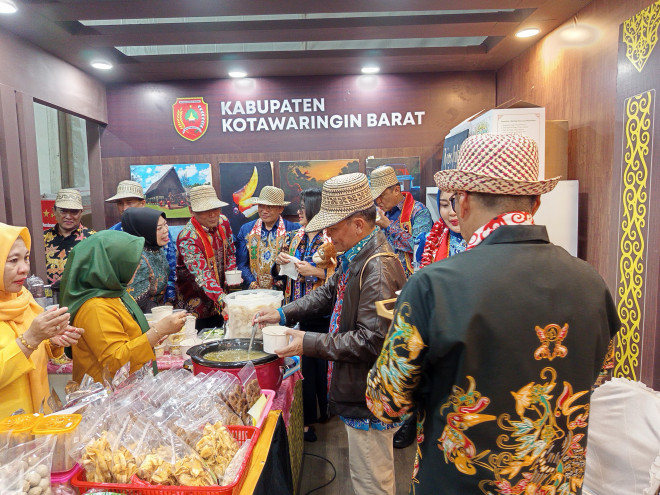 Kunjungi Stan Kobar di Kalteng Expo 2025, Bupati Hj. Nurhidayah Dukung Promosi Potensi Daerah