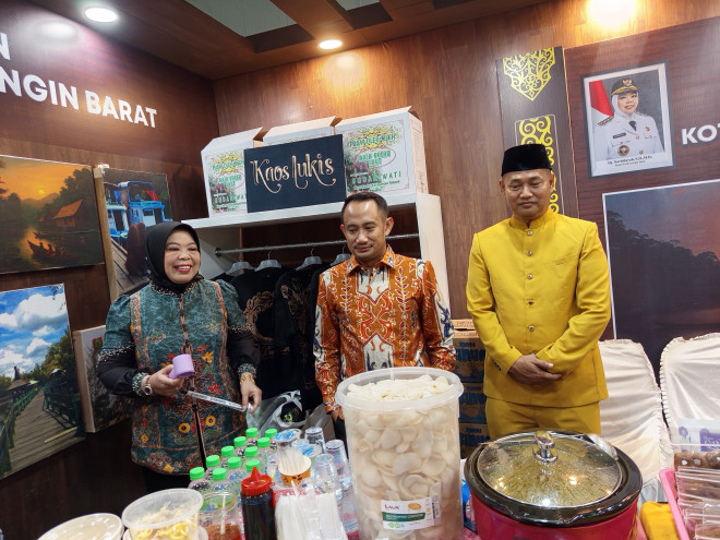 Kunjungi Stan Kobar di Kalteng Expo 2025, Bupati Hj. Nurhidayah Dukung Promosi Potensi Daerah