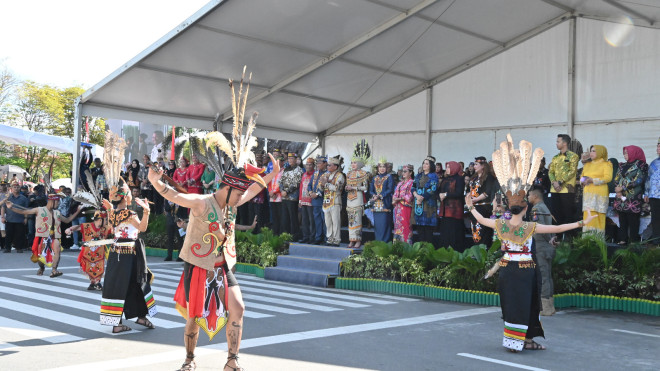 Ikuti Karnaval FBIM 2025, Bupati Hj. Nurhidayah Bangga Tunjukkan Adat dan Budaya Kobar