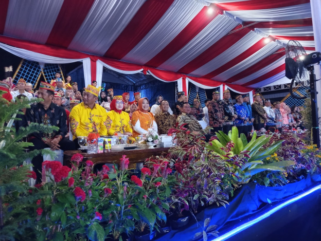 Bupati Kobar Hadiri Pembukaan Festival Budaya Isen Mulang 2025