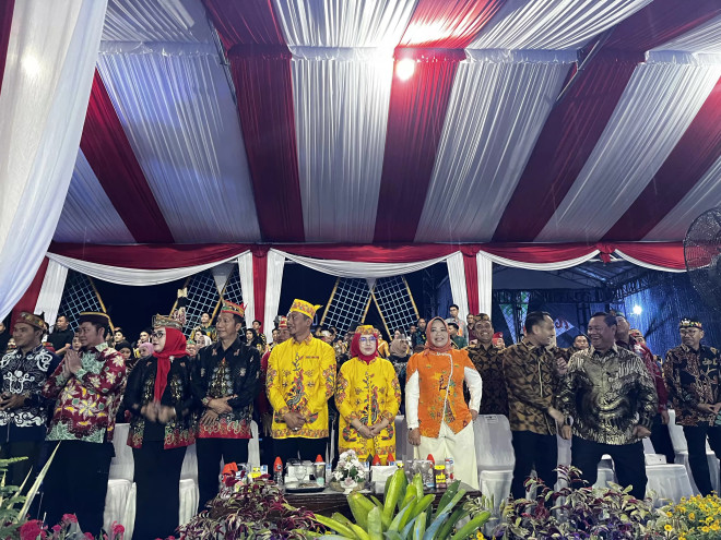 Bupati Kobar Hadiri Pembukaan Festival Budaya Isen Mulang 2025