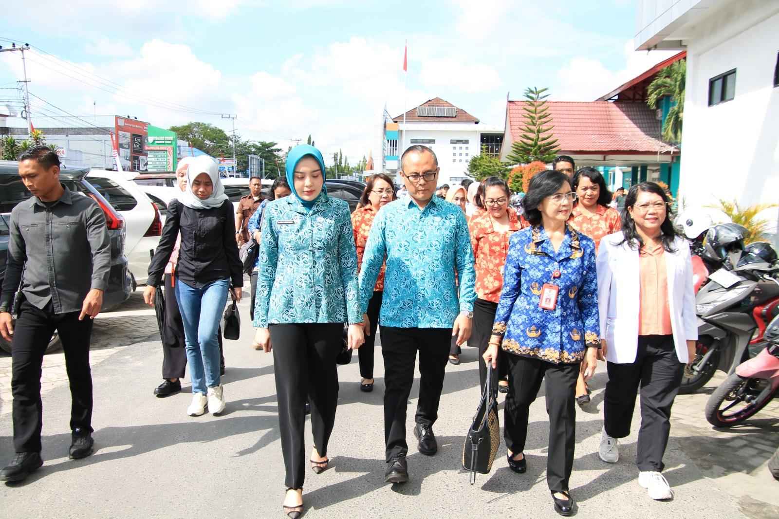 Rangkaian Hari Jadi ke-68 Kalteng, Ketua TP-PKK Aisyah Thisia Agustiar Sabran Tinjau Langsung Pemeriksaan Mamografi dan USG Kehamilan