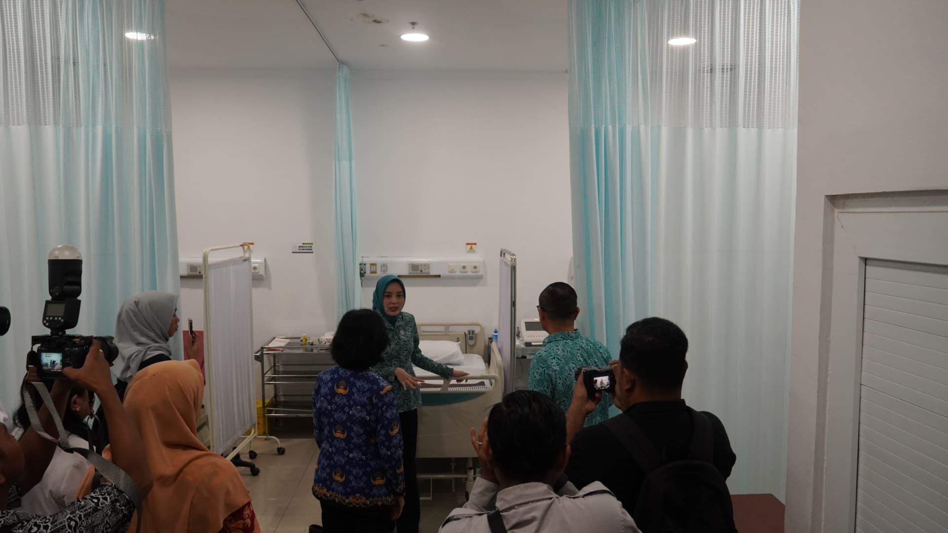 Rangkaian Hari Jadi ke-68 Kalteng, Ketua TP-PKK Aisyah Thisia Agustiar Sabran Tinjau Langsung Pemeriksaan Mamografi dan USG Kehamilan