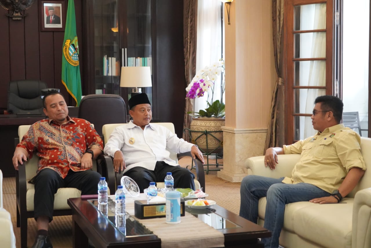 Asisten Adum Sri Suwanto Hadiri Kaji Banding dan Rakor PPID Prov. Kalteng di Bandung Jabar