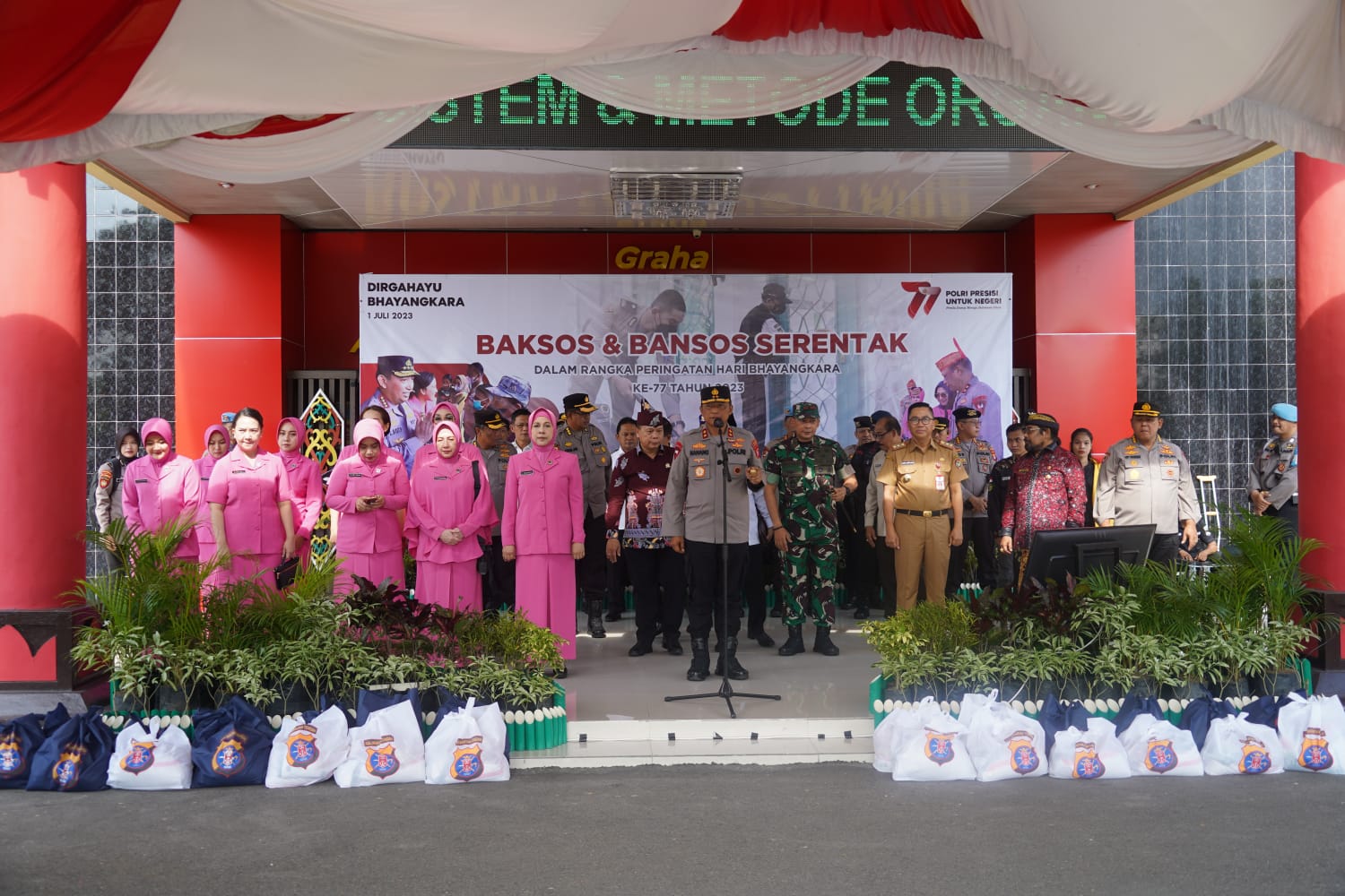 Asisten Ekbang Leonard S. Ampung Hadiri Apel Pemberangkatan Pendistribusian Bansos Secara Serentak di Polda Kalteng