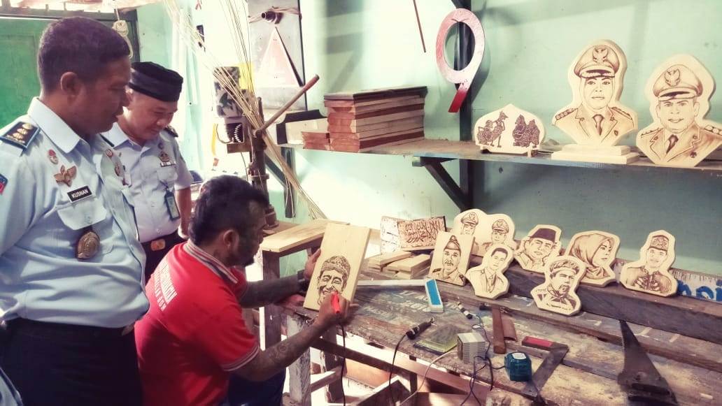 Lukisan Bakar (Pyrografi) WBP Lapas Pangkalan Bun Siap Ramaikan Pasar Seni Kalimantan Tengah Hingga Nasional