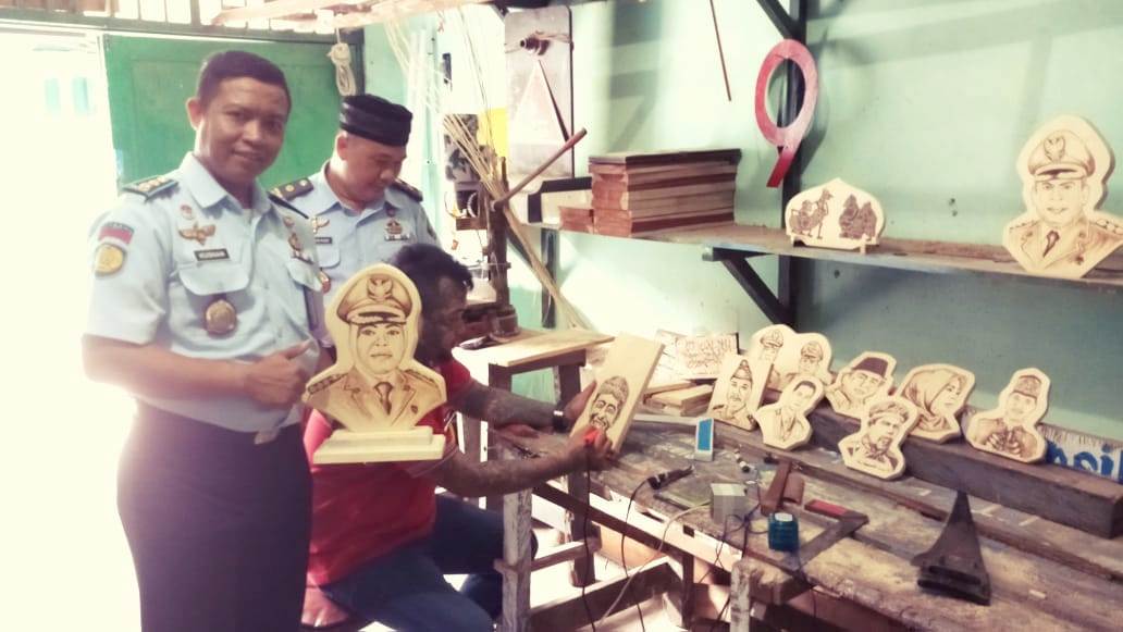 Lukisan Bakar (Pyrografi) WBP Lapas Pangkalan Bun Siap Ramaikan Pasar Seni Kalimantan Tengah Hingga Nasional