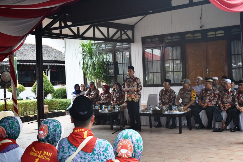 Bupati Lepas 350 Jemaah Calon Haji