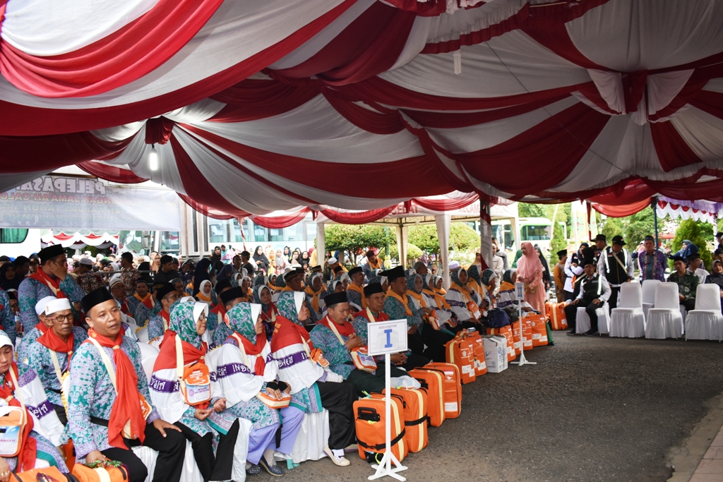 Bupati Lepas 350 Jemaah Calon Haji