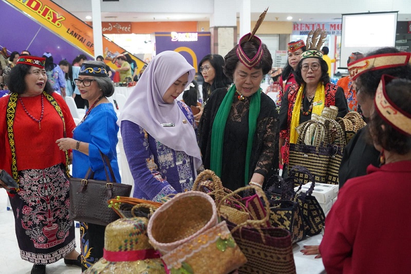 Buka Rangkaian Peringatan HUT Lembaga Perempuan Adat Nasional Ke-1, Asisten Ekbang Harapkan Sinergisitas dan Kolaborasi LPDN dengan Pemerintah