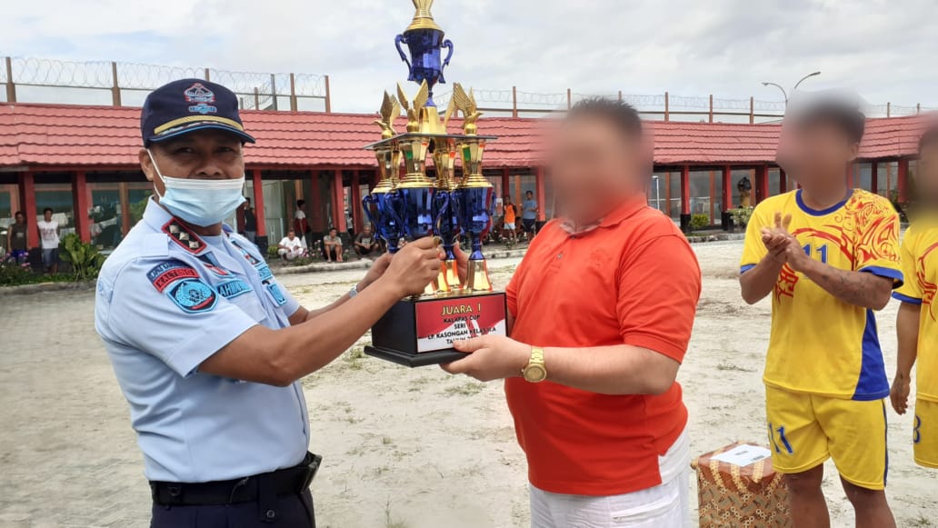 Puncak HUT RI Ke-76, Lapas Narkotika Kasongan Bagikan Hadiah Kepada WBP