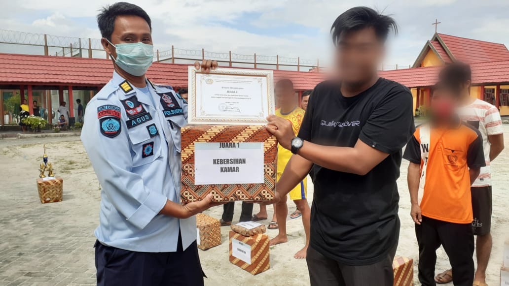 Puncak HUT RI Ke-76, Lapas Narkotika Kasongan Bagikan Hadiah Kepada WBP