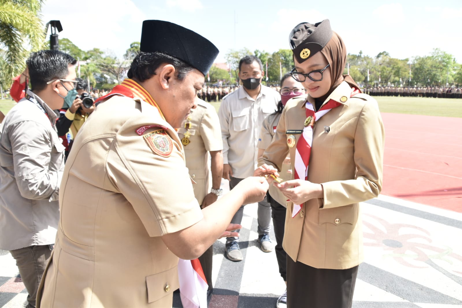 Ketua Kwarda Gerakan Pramuka Kalteng Ivo Sugianto Sabran Menerima Tanda Penghargaan Lencana Darma Bakti 