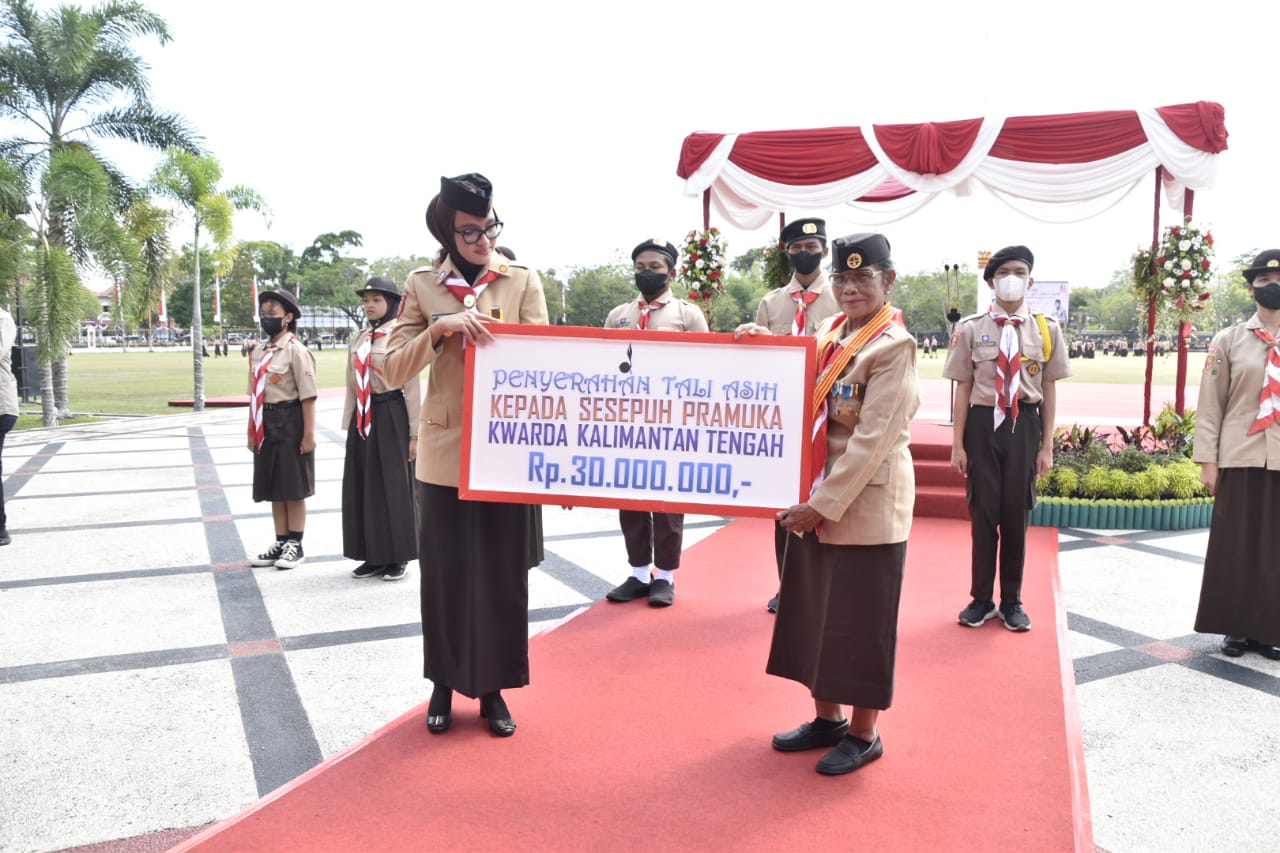 Ketua Kwarda Gerakan Pramuka Kalteng Ivo Sugianto Sabran Menerima Tanda Penghargaan Lencana Darma Bakti 