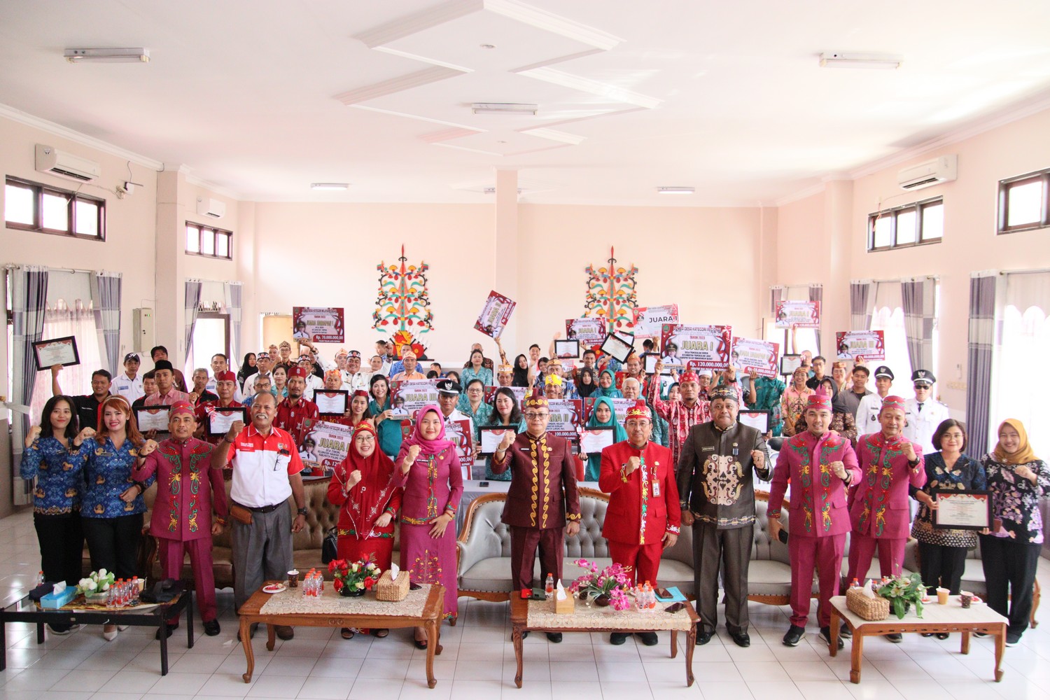 Dinas PMD Prov. Kalteng Serahkan Hadiah Kepada Desa/Kelurahan dan BUMDes Terbaik