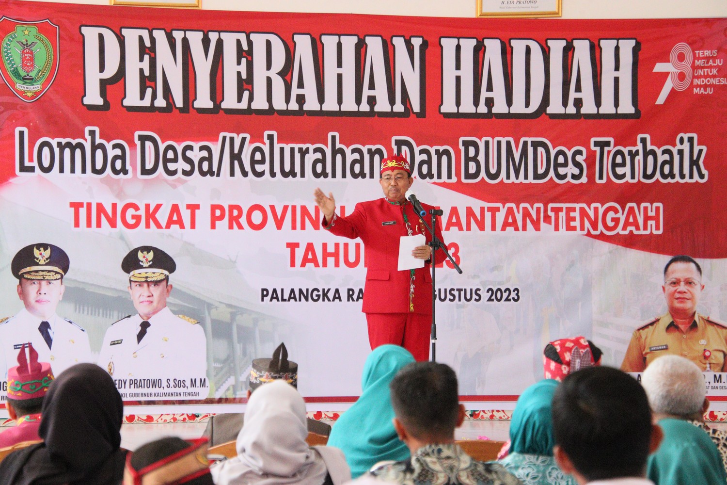 Dinas PMD Prov. Kalteng Serahkan Hadiah Kepada Desa/Kelurahan dan BUMDes Terbaik
