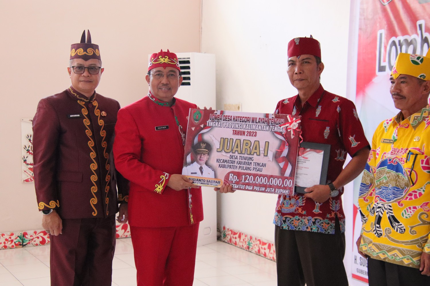 Dinas PMD Prov. Kalteng Serahkan Hadiah Kepada Desa/Kelurahan dan BUMDes Terbaik