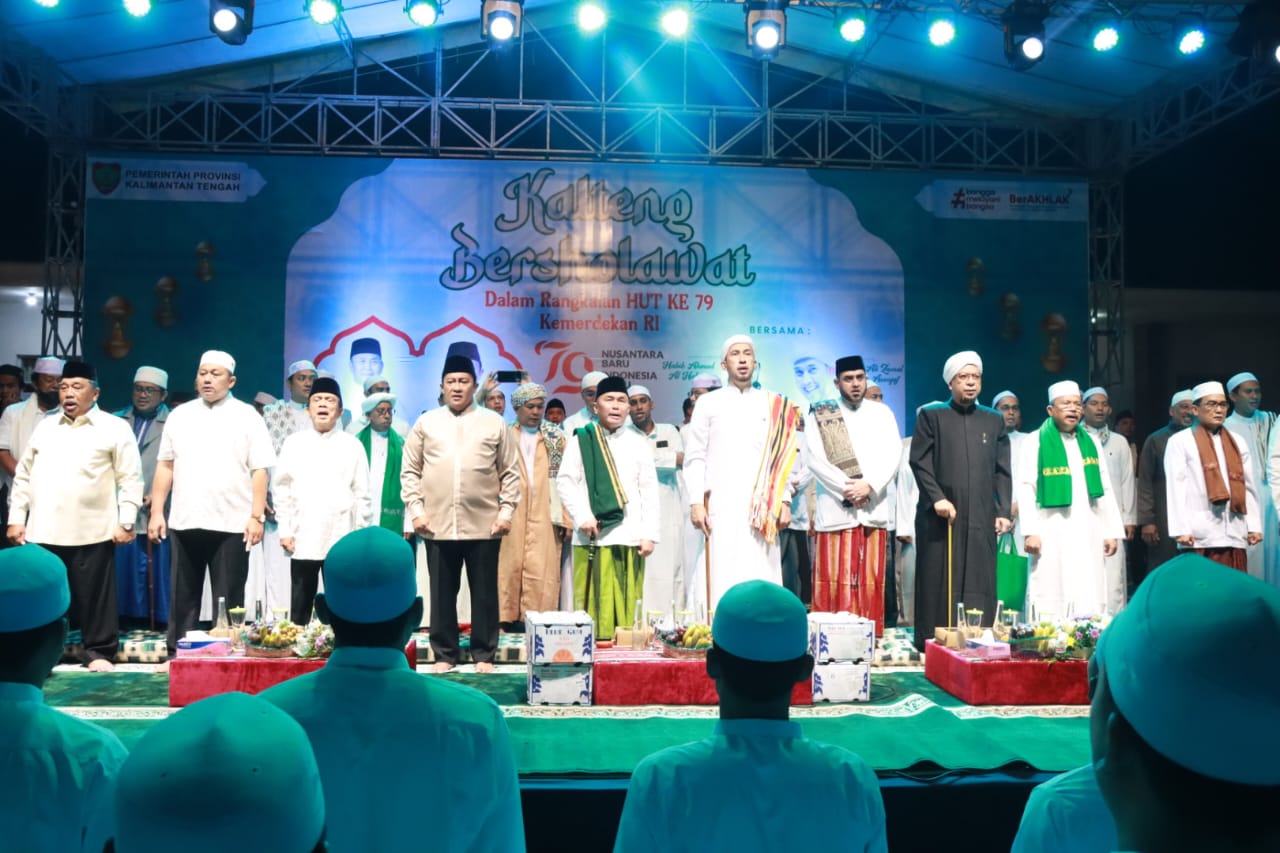 Ribuan Umat Muslim Tumpah Ruah Hadiri Kalteng Bershalawat di Halaman Istana Isen Mulang