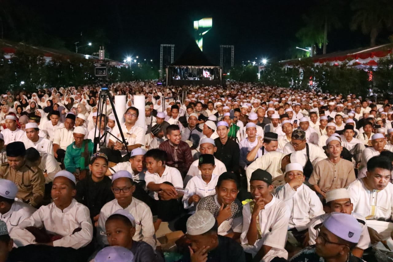 Ribuan Umat Muslim Tumpah Ruah Hadiri Kalteng Bershalawat di Halaman Istana Isen Mulang
