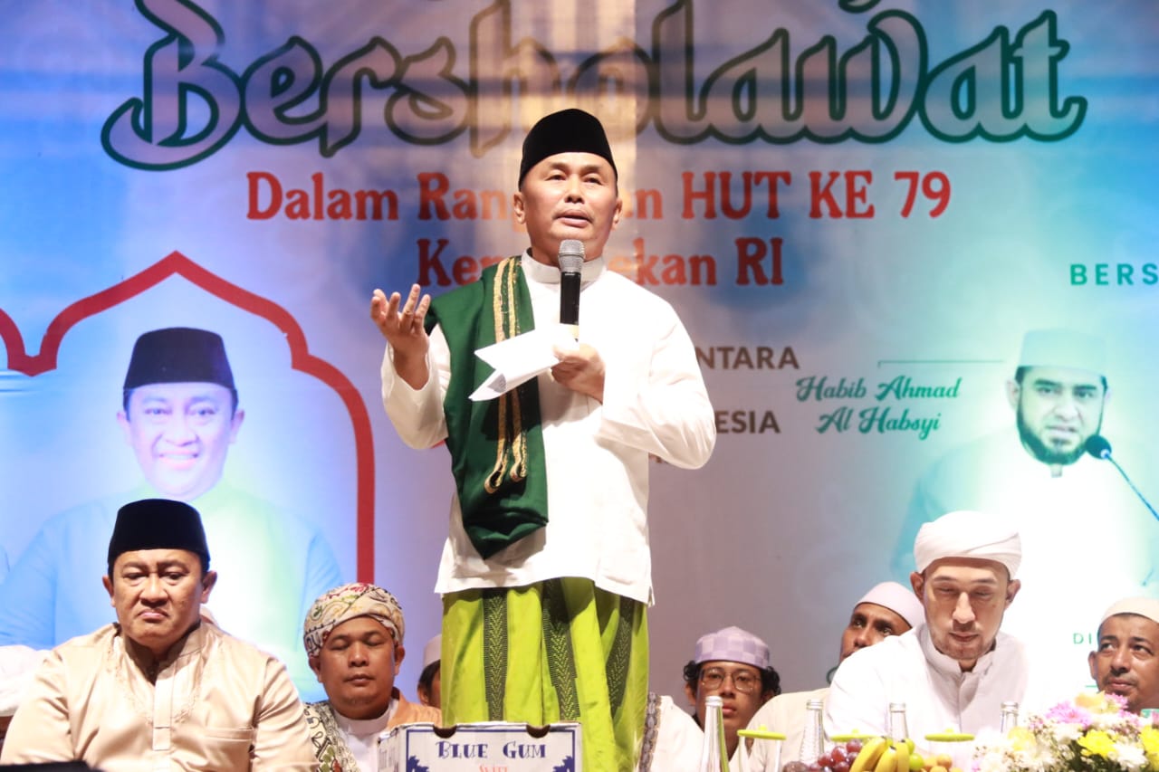 Ribuan Umat Muslim Tumpah Ruah Hadiri Kalteng Bershalawat di Halaman Istana Isen Mulang