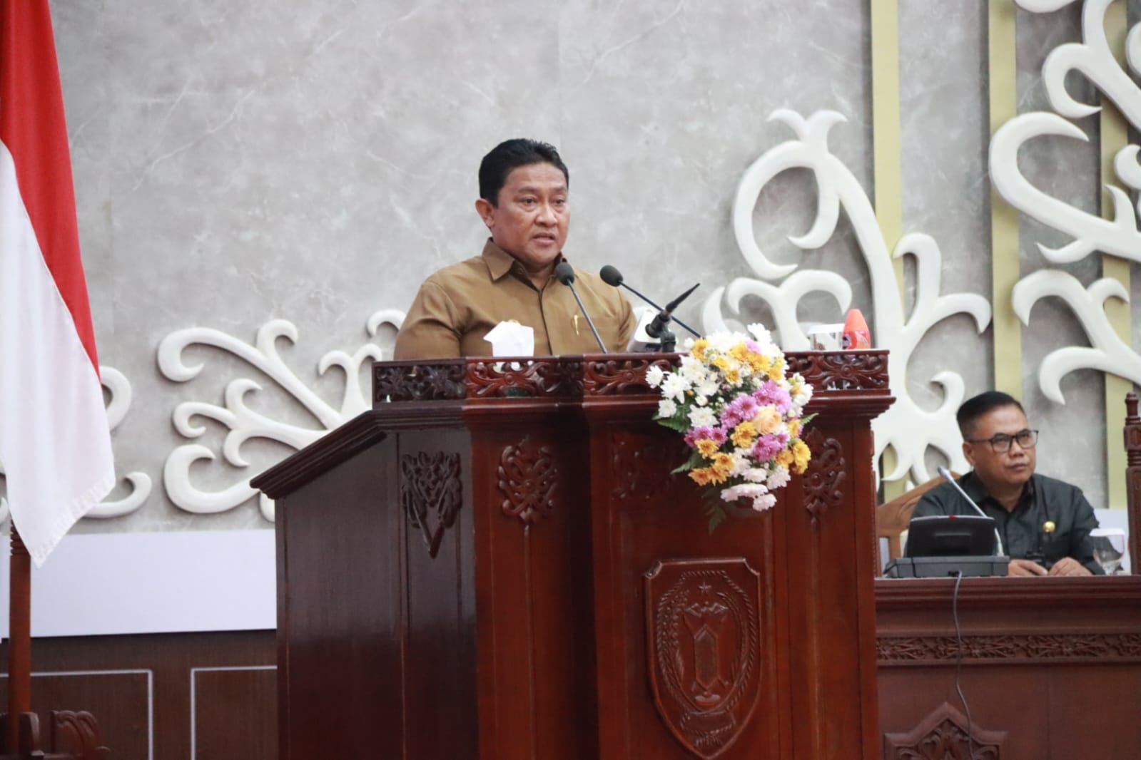 Hadiri Rapat Paripurna ke-14, Wagub H. Edy Pratowo Sampaikan Pidato Penjelasan/Jawaban Gubernur Kalteng Atas Pemandangan Umum Fraksi-Fraksi DPRD