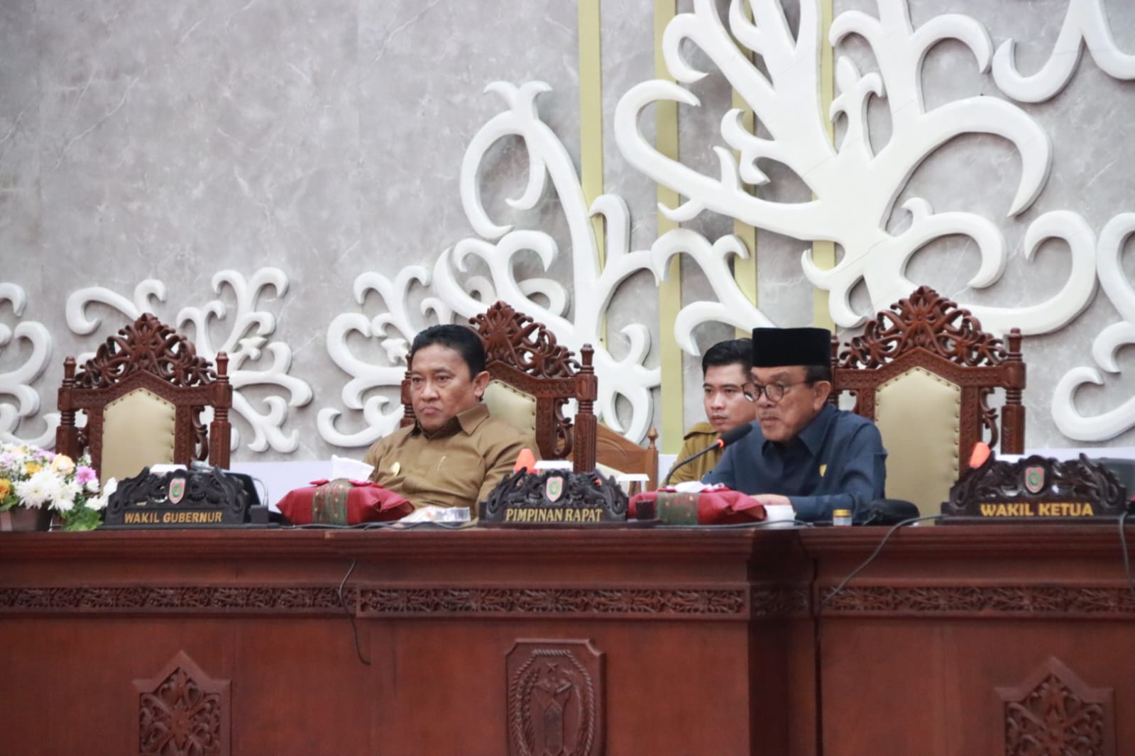 Hadiri Rapat Paripurna ke-15, Wagub H. Edy Pratowo Tandatangani Berita Acara Persetujuan Bersama Perda Rancangan Perubahan APBD TA 2024
