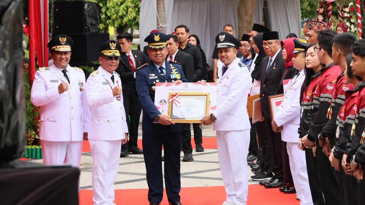 Gubernur Kalteng H. Agustiar Sabran Berikan Penghargaan Kepada Pemenang Lomba Desa/Kelurahan dan Lomba Inovasi TTG