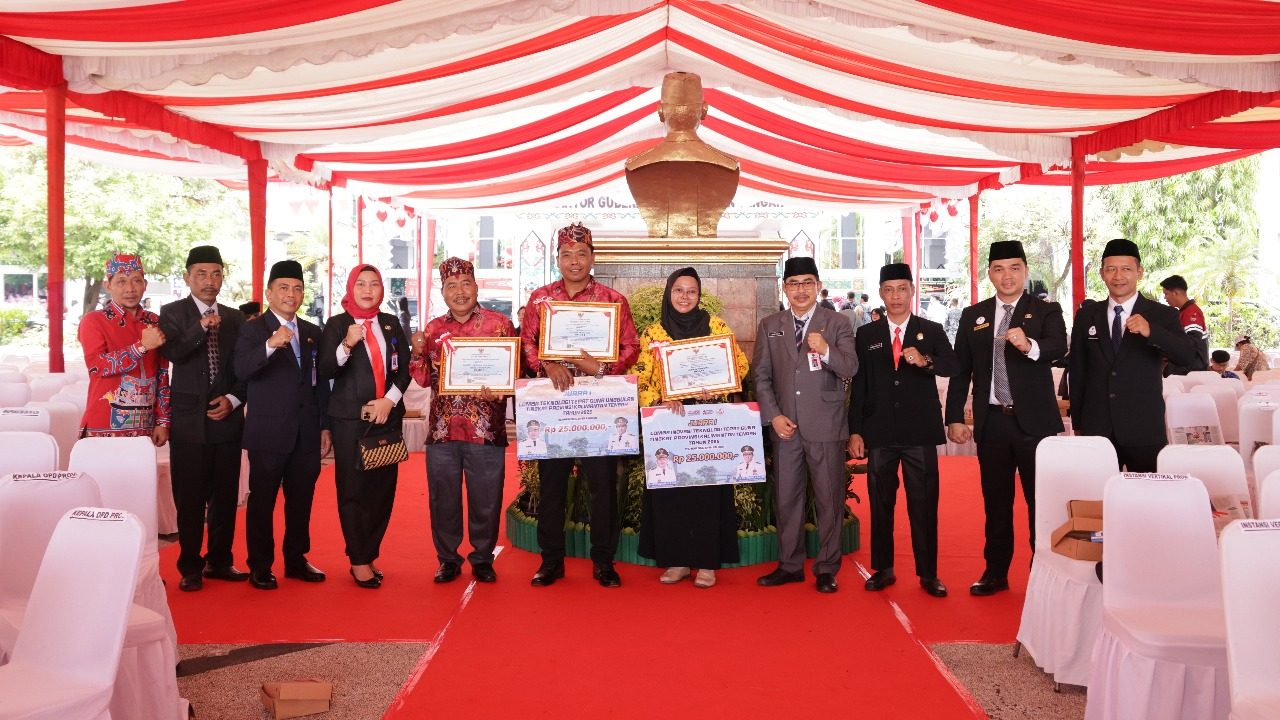 Gubernur Kalteng H. Agustiar Sabran Berikan Penghargaan Kepada Pemenang Lomba Desa/Kelurahan dan Lomba Inovasi TTG