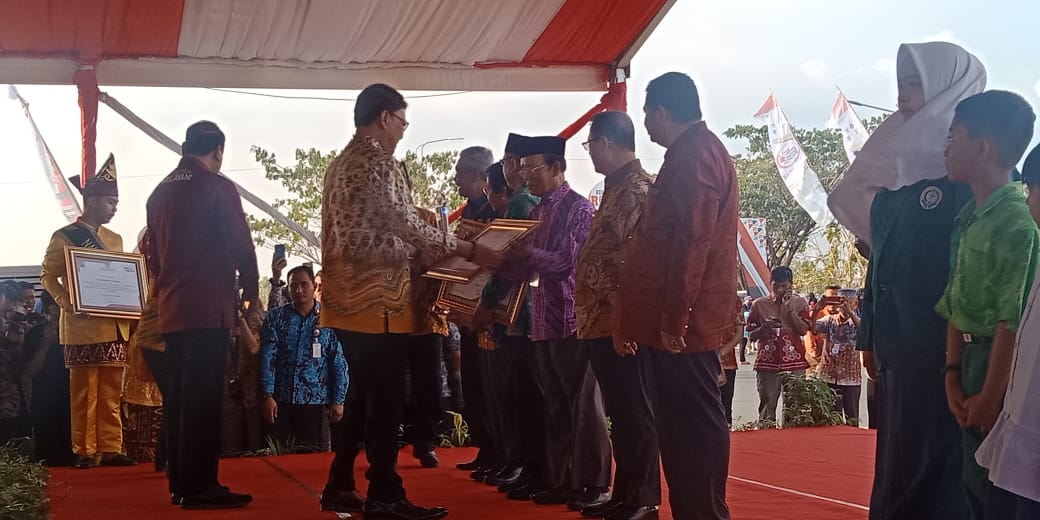 Pemkab Kapuas Mendapat Penghargaan Gerakan Indonesia Bersatu