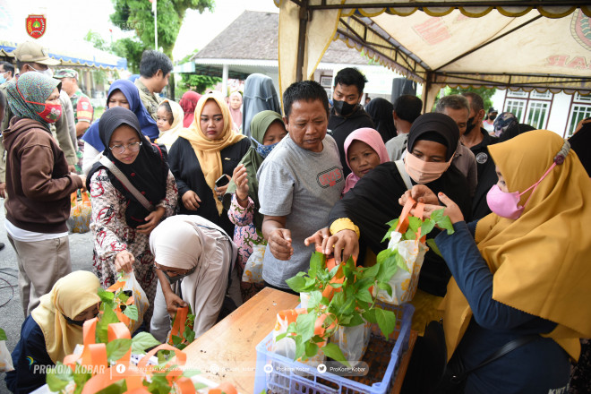 Upaya Penanggulangan Inflasi, Pemkab Kobar Gelar Pasar Murah dan Bagikan Bibit Cabai Gratis