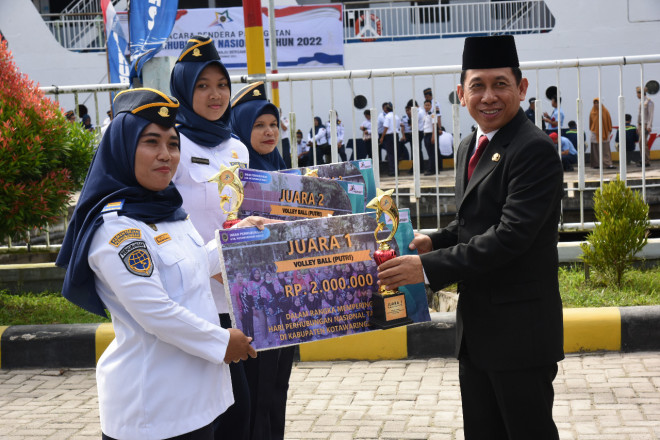 Pemenang Lomba Olahraga Harhubnas 2022 Terima Piala dan Uang Pembinaan