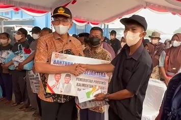 Bantu Masyarakat Terdampak Karhutla, Gubernur Kalteng Salurkan KHBS, Sembako, Masker dan Vitamin