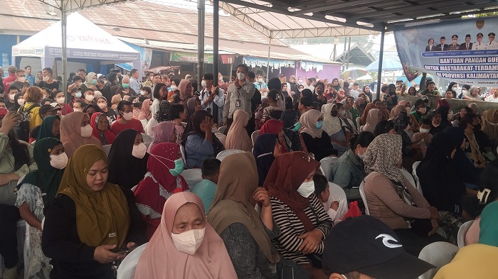 Bantu Masyarakat Terdampak Karhutla, Gubernur Kalteng Salurkan KHBS, Sembako, Masker dan Vitamin