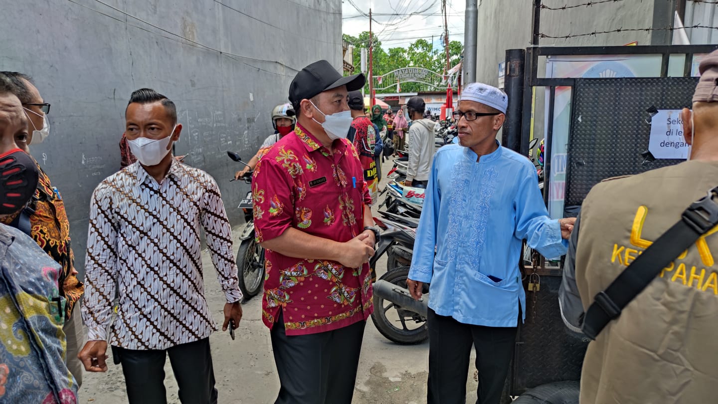 Plt. Kadis Perkebunan Salurkan Bantuan untuk Warga Terdampak Banjir